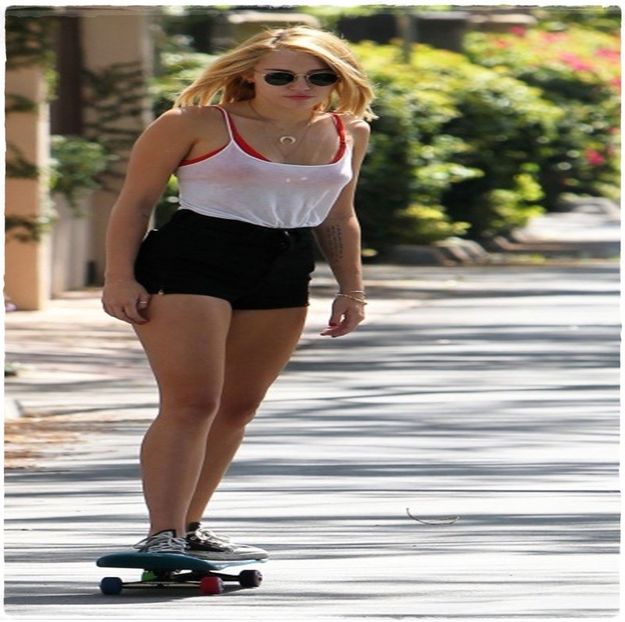 Dc că mie-mi plc!! A și poți să-l joci pe Hero nu fi nebună :) =))))) te-ai luat ca nebuna după mn - Cine s-ar fi gândit că o să ajungem la episodul 2