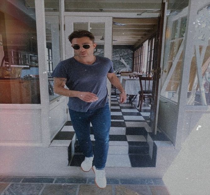 Cum adică ... mulți? :) Mda e okish... Păi nuj că eu încerc s-o cuceresc, dar ea... cl. - Starbucks