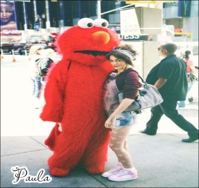 ♡.→ nici eu jur :) :). hai acum du-te la Miruna poate nu mai esti asa dracos !!! BINE ATUNCI PAAA - Starbucks