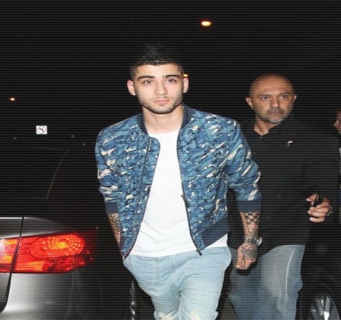 — Blondina recurge la cel mai neaşteptat gest, acela de a apăsa pe clanţă şi de a deschide - 11 Quit talking all that nonsense