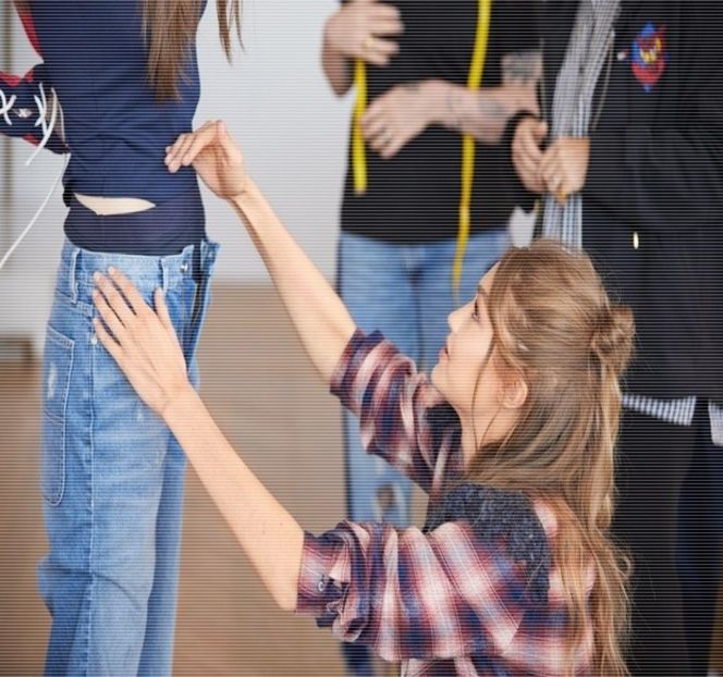 — Momentul în care uşa ajunge deschisă, pătrunde în interior, în ciuda faptului că fuseseră - 11 Quit talking all that nonsense
