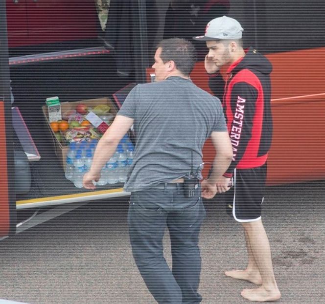 — „Mă ocup de asta şi mergem.” Odată cu rostirea cuvântului „asta” indică printr-o mişcare - 11 Quit talking all that nonsense