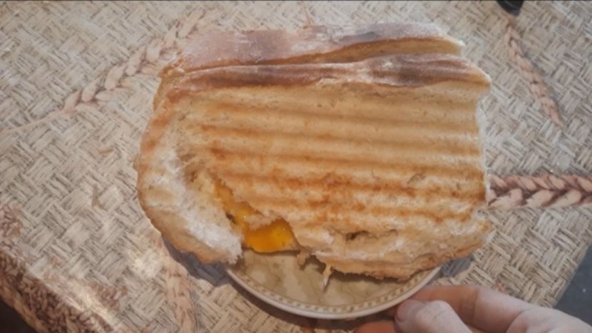 Sendvis cald cu ou ochi si cascaval - Retete 1