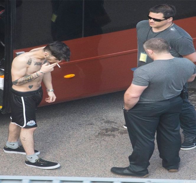 — Admirativă îi priveşte trăsăturile faciale, profitând de inexistenţa unui alt schimb de replici. - 11 Quit talking all that nonsense