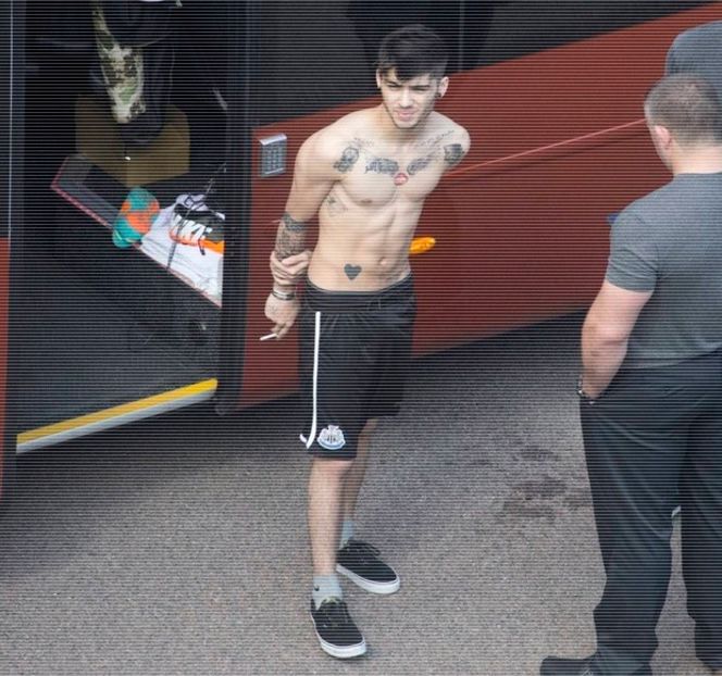 — Te-ai ocupat de ea.” Ulterior, îşi apleacă astfel capul până ce buzele îi ating obrazul blondei - 11 Quit talking all that nonsense