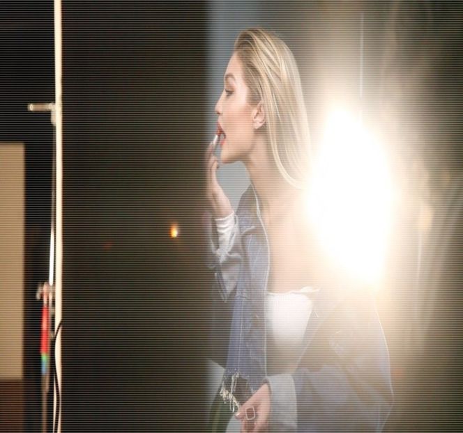 — Cad undeva în depărtare, acolo unde silueta lui Travis îşi făcea loc printre invitaţi. Deodată, - 11 Quit talking all that nonsense