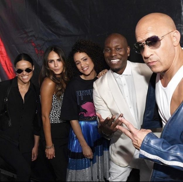 ― Își duce o mână la gură cât să-și astâmpere țipătul care o amenința în momentul în - xE01xS01 haters gonna h a t e