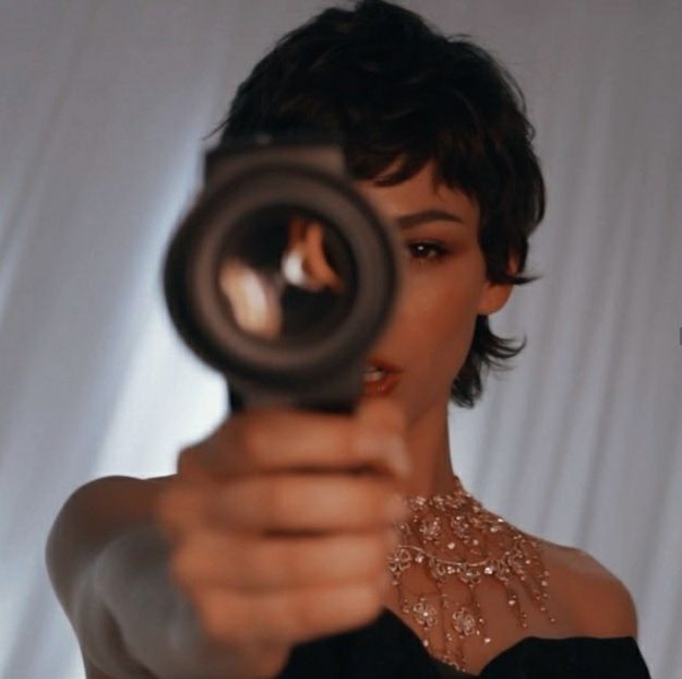 ―  Pe cât de repede poate își scoate telefonul din buzunar și reușește cu brio să filmeze - xE01xS01 haters gonna h a t e