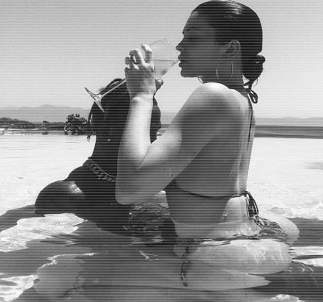 — Observând cum aceasta goleşte un altul, buza inferioară şi-o trage spre interiorul gurii, - 11 Quit talking all that nonsense