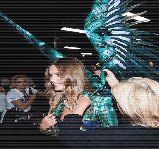 — Un alt pufnet ajunge eliberat printre propriile buze în momentul în care Travis îi sugerează - 11 Quit talking all that nonsense