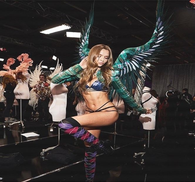 — Precis, îşi înalţă cel de-al 4-lea shot pe care îl susţinea între degete. Concomitent, pe buze - 11 Quit talking all that nonsense