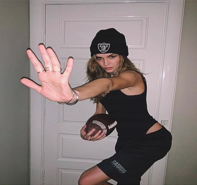 — Astfel: „Şi înainte să spui ceva, da, ştiu că poate n-a fost cea mai înţeleaptă alegere, dar - 11 Quit talking all that nonsense