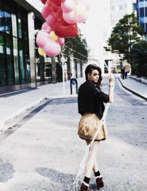 ♡.→ nuj dc e poza asta asa ??? dar in fine, ma enerveaza ca am dulcuri de paste in camera altcuiva - - Episodul 3