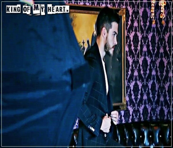 §´¨ɴ̲̃ᴏ̲̃ᴛ̲̃ʜ̲̃ɪ̲̃ɴ̲̃ɢ̲̃ ･ƨǝɿɒqmoɔ.; se holbează la tablă, apoi rânjește către un grup de fete din - Métamorphoses! Pri0m1is liber