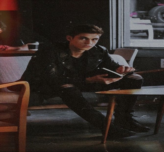 ℋ↬ Își ridică privirea către singura persoană rămasă în încăpere și lasă să-i scape un oftat - Métamorphoses! Pri0m1is liber