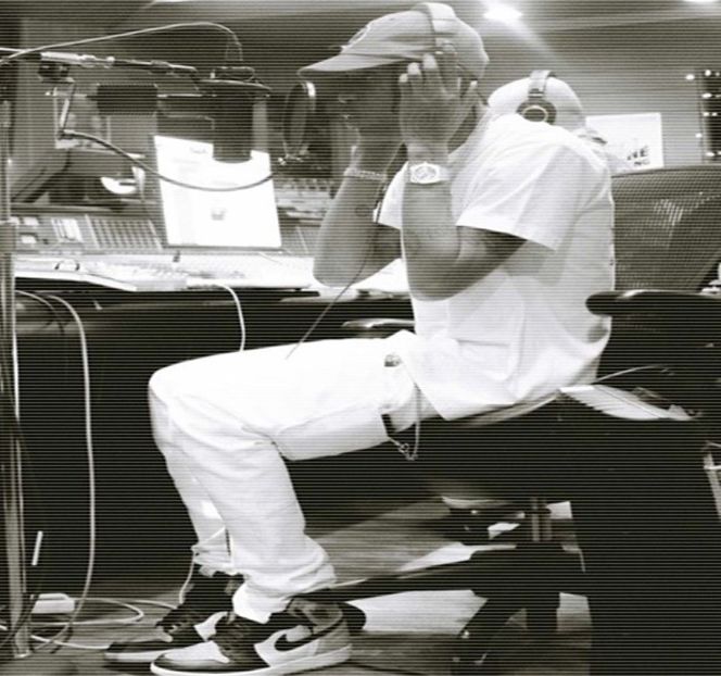 — Ce telefonul şi-l introduce de această dată, aproape sesizabil, în buzunarul anterior - 11 Quit talking all that nonsense