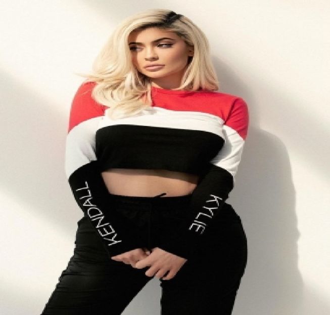 ☙║Cobor din camera mea nereușind sa dorm nicicum și ma hotărăsc sa fac o mică plimbare - Métamorphoses! Pri0m1is liber