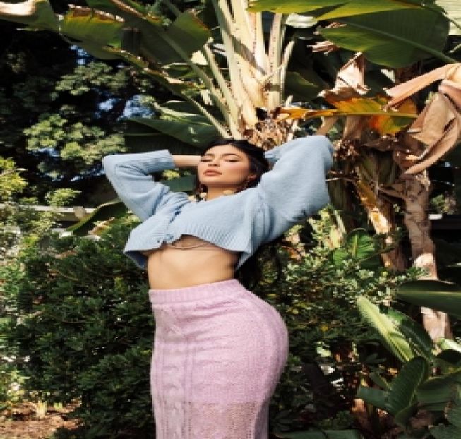 ☙║ mana în timpul ce pe cealalra o duc la gura și trag un fum gros și lung din țigara mea. - Métamorphoses! Pri0m1is liber