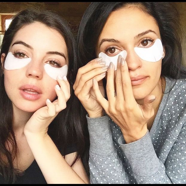 — Ridică capul din geanta ei privind puțin confuză la personajul care o abordase. Îl recunoștea - Métamorphoses! Pri0m1is liber