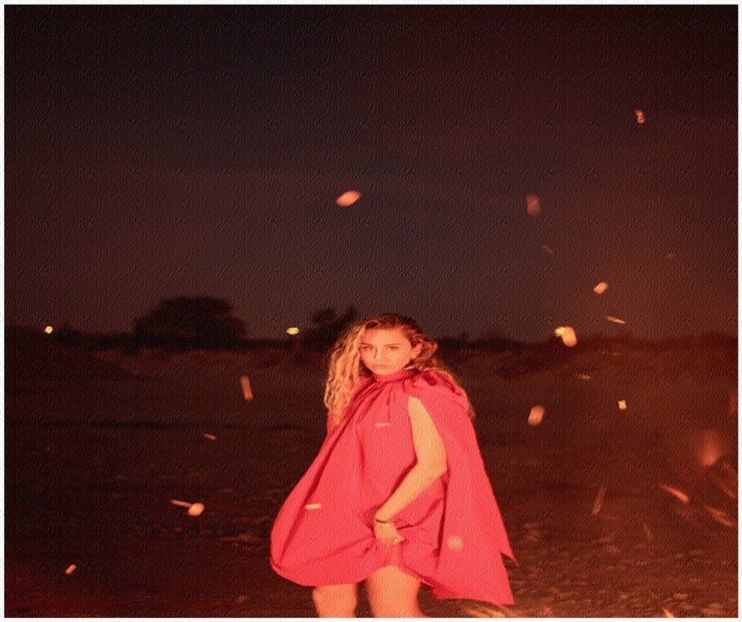 ╰❁;. care se așază lângă mine și-mi sustrage ștrudelul din mână. Deschid gura ca să zic ceva, - Métamorphoses! Pri0m1is liber