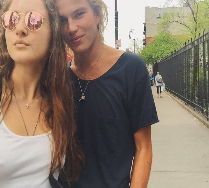 ― în urma lui de îndată ce iese afară din casă și pornește către foișorul la masa dinăuntrul - xE03xS01 haters gonna h a t e