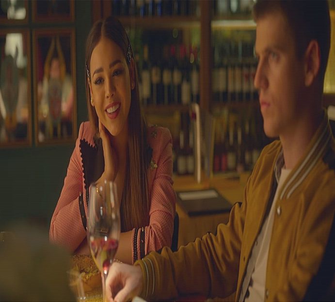 Văzând confuzia de pe fața tatălui ei atunci când îl vede pe Alaric, decide imediat să îl - xE03xS01 haters gonna h a t e