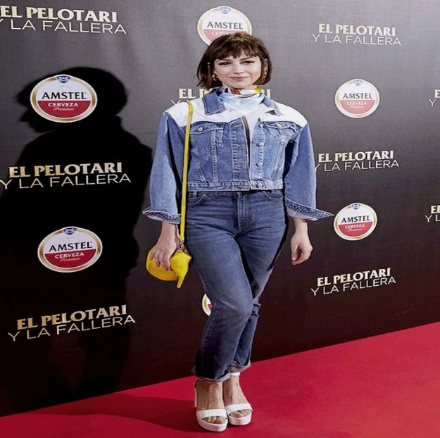 ― „o pauză de la agitația din casă.” Își așează palmele pe pieptul lui și se apleacă în - xE03xS01 haters gonna h a t e