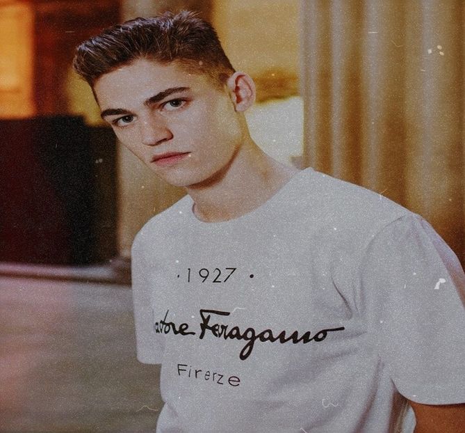 ℋ↬ Se oprește la baza scărilor și își construiește cu ajutorul palmelor o boltă deasupra - Métamorphoses! Pri0m1is liber