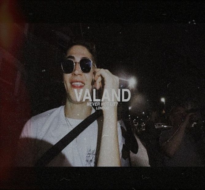 ℋ↬ Se deșteaptă din reverie clipind de câteva ori pentru a putea desluși trupul ce - Métamorphoses! Pri0m1is liber