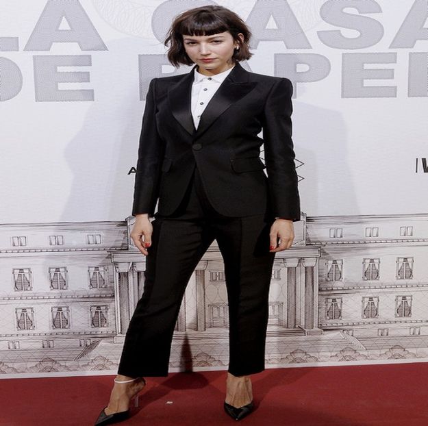 ―  pe acesta de gulerul tricoului și îl trage cu ea în cabina de probă, care era extrem de - xE03xS01 haters gonna h a t e