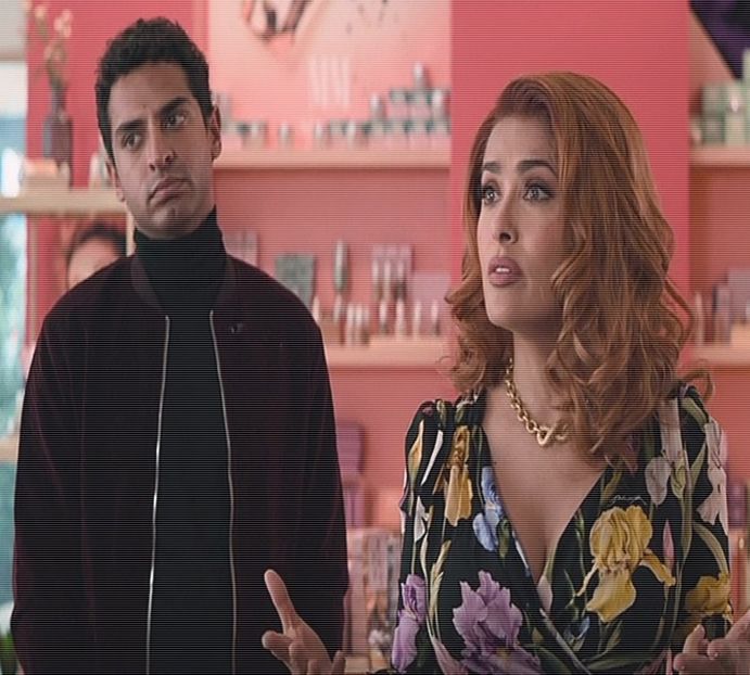 Văzând că fiica ei este nervoasă, decide să nu îi spună nimic. Îndată ce ajung în salon, - xE03xS01 haters gonna h a t e