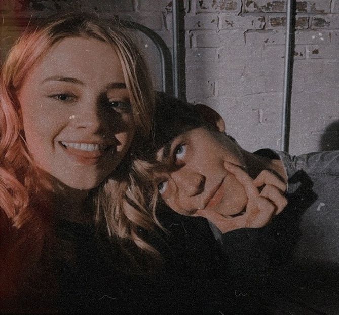 Ți se pare că mă uit urât că eu sunt frumos #Cher. # se uită la poze cu gagică sa - Episodul 3