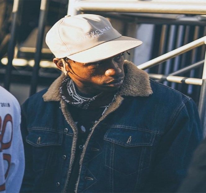 — Palma ce susţinea în aer cele două degete îi coboară treptat abia după ce concluzia - 11 Quit talking all that nonsense