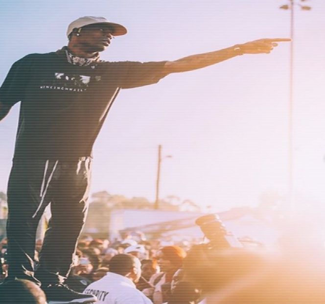 — Opus, produce o mişcare a capului doar din dorinţa de a indica interiorul blocului, - 11 Quit talking all that nonsense