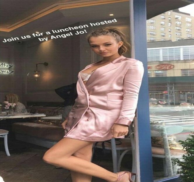 — La mijlocul frunţii, manifestând în consecinţă o ripostă. „Ce tot faci? nu vreau să mă - 11 Quit talking all that nonsense