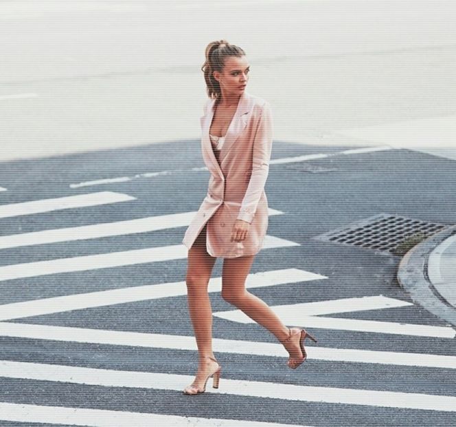 — Cea a acestuia, sprijinindu-şi în acest fel pieptul de cel al său. Deşi incoerentă în - 11 Quit talking all that nonsense