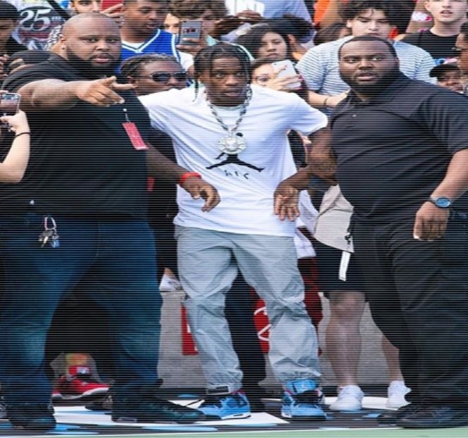 — Propriile braţe. Fără a mai ezita, palma liberă îi ajunge peste clanţa uşii, pe când braţul - 11 Quit talking all that nonsense