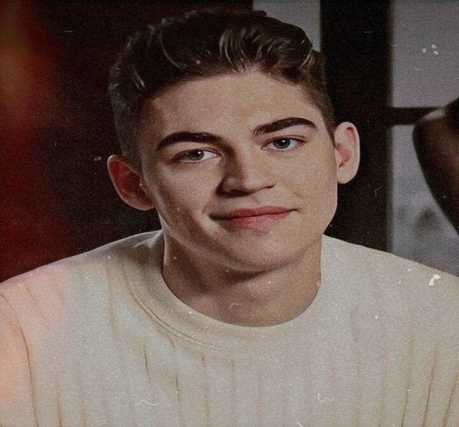 ℋ↬ La finalul itineraiului, în privire i se descifrează niște șuvițe blonde familiare. Doar - Métamorphoses! Pri0m1is liber