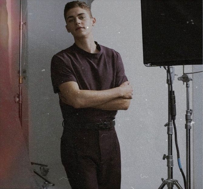 ℋ↬ Înfăptuiește o rotație a privirii asupra susținerii pe care i-o oferise din primă instanță - Métamorphoses! Pri0m1is liber