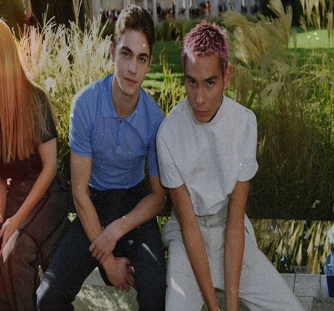 ℋ↬ Îi scapă un surâs când observă cât de preocupată e de imaginea ei, în timp ce - Métamorphoses! Pri0m1is liber