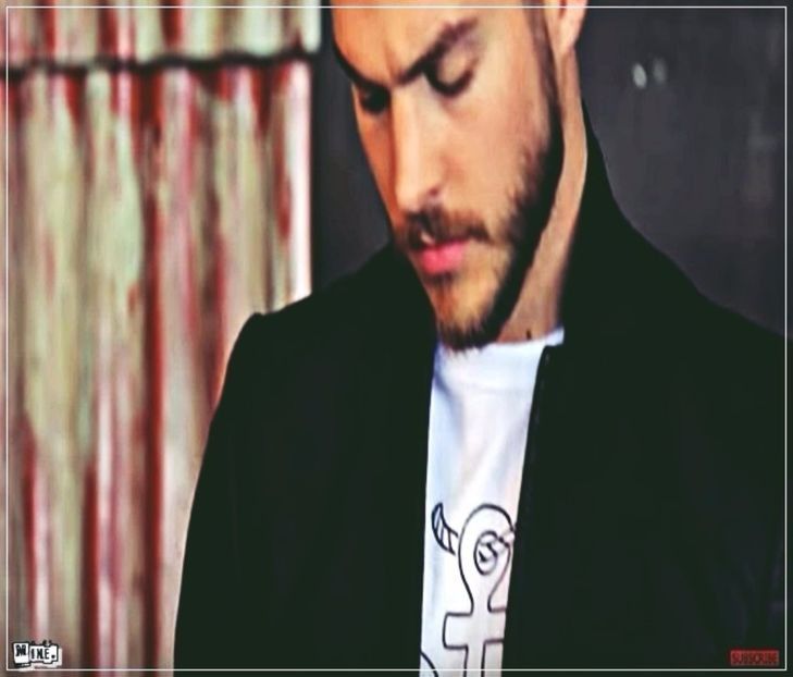 §´¨ɴ̲̃ᴏ̲̃ᴛ̲̃ʜ̲̃ɪ̲̃ɴ̲̃ɢ̲̃ ･ƨǝɿɒqmoɔ.; O urmărește cu atenție, încercând să deslușească ce gânduri - Métamorphoses! Pri0m1is liber