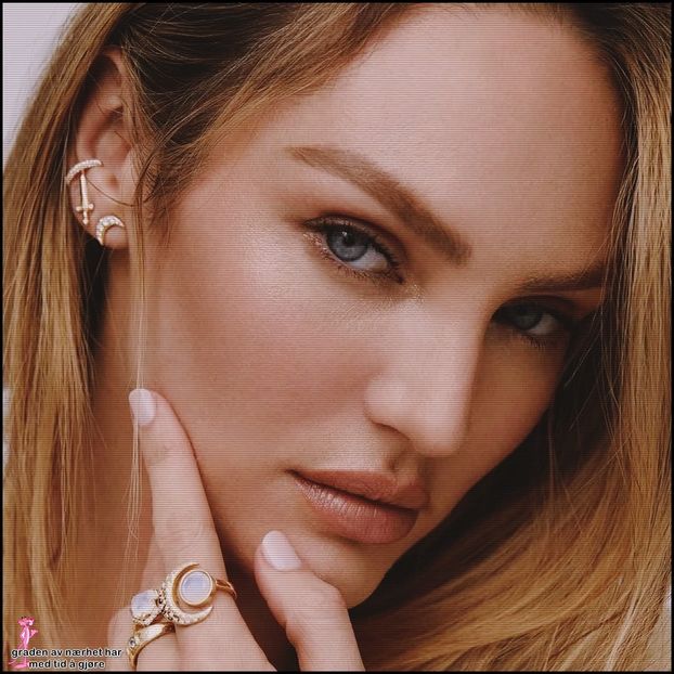 ☇.ᵗʰᵉ̣ṃ̣ẹ̣ṛ̣ṃ̣ạ̣ịḍ❀ƨɘilɟ.ϟ;. dulce și moale." Zâmbește în colțul gurii, privindu-l. "Așa ca + - Métamorphoses! Pri0m1is liber