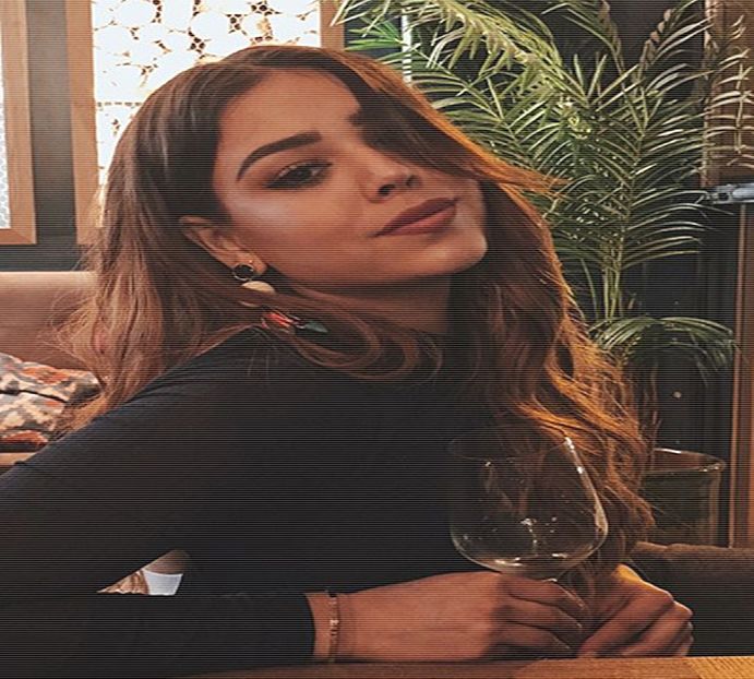 încă o dată mesajul, iar de data asta nu putea decât să se bucure la aflarea unei vești bune, - xE03xS01 haters gonna h a t e