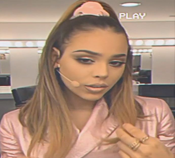 Voia să își aprindă altă țigară, însă este întreruptă din nou de sunetul telefonului când primește - xE03xS01 haters gonna h a t e