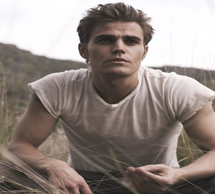 》se uită la mașină, învârtindu-se în jurul acesteia. - xE03xS01 haters gonna h a t e