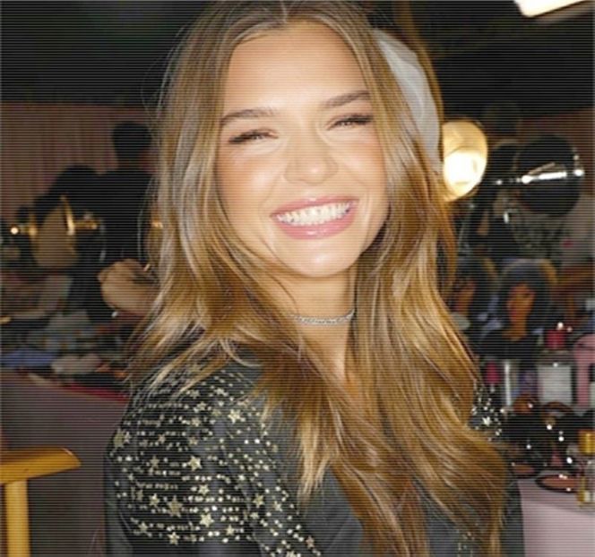 — Mic gest ajunge realizat prin înclinarea infimă a capului în direcţia uşii, buzele preluându-i - 11 Quit talking all that nonsense