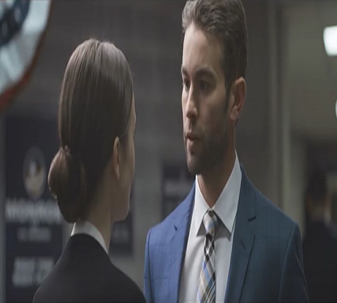 Este foarte atent la schimbul celor doi de replici, știind toată drama de parcă ar fi fost a lui. - xE04xS01 haters gonna h a t e