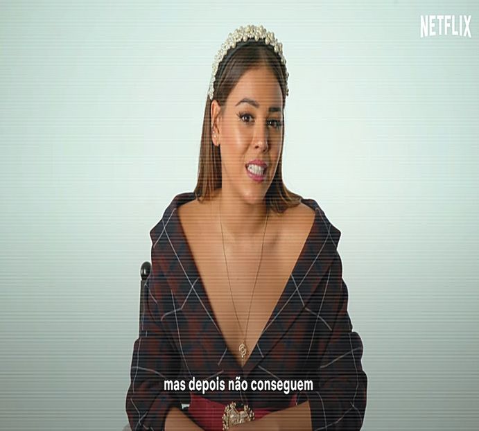 Se întoarce cu fața la Alaric, având pe față un zâmbet fals. "Nu e treaba ta ce sindrom - xE04xS01 haters gonna h a t e