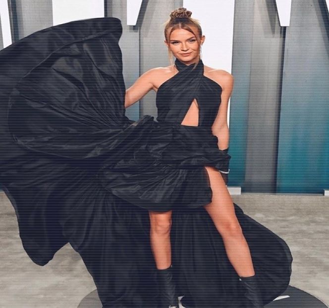 — Zona în care ea se afla. Îl priveşte lung preţ de câteva clipe, ba chiar molfăindu-şi buza - 11 Quit talking all that nonsense