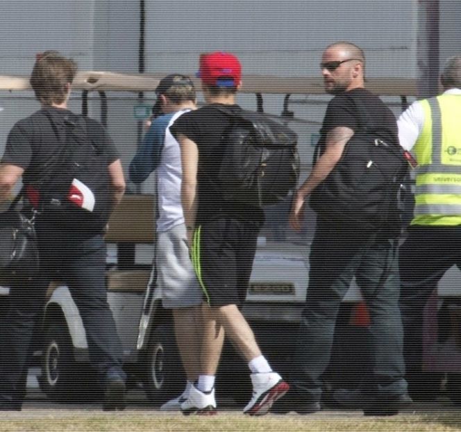 — Înfiripă în mintea sa scenarii nedorite, pe care le bruiază prin intermediului primului - 11 Quit talking all that nonsense